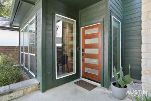 Stylish Retreat w Outdoor Oasis in Heart of Austin