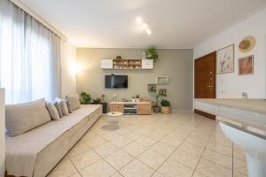 Nesto Athens Airport Den