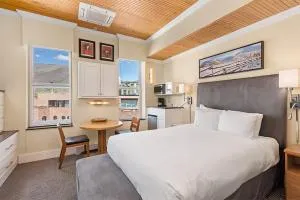 Independence Square 305, Remodeled, 3rd Floor Hotel Room in Aspen's Best Location - Аспен