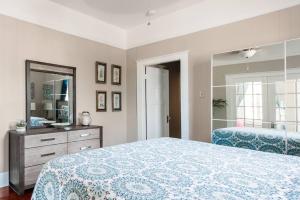 Shotgun Craftman House with Private Patio