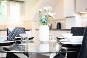 Garland Penthouse - Large 2 bed 2 bath self contained flat