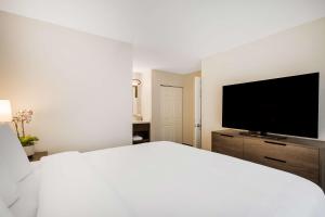 One-Bedroom Queen Suite with Bathtub - Mobility Accessible room in Sonesta ES Suites Denver - South