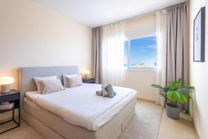 Top floor spacious apartment with sea views in Costalita