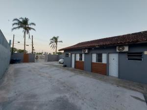 Suítes a 50m praia do SESC BERTIOGA, Ar condicionado, TV, WIFI, estacionamento, saída 15h