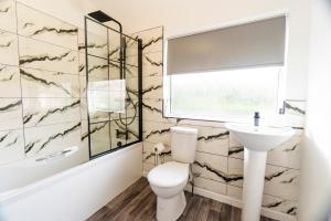 2 Bedroom House By Maison Stays - Free Parking