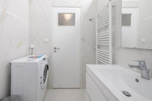 Athens Divas One Paradise