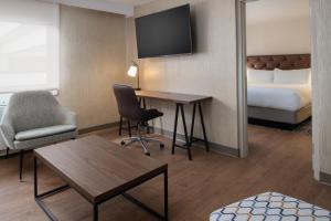 Wellness Suite, 1 Bedroom Suite, 1 King, City view room in Four Points by Sheraton Bellingham Hotel & Conference Center