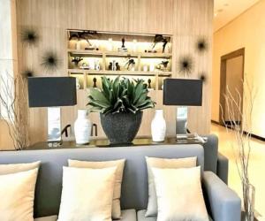 LUXESTAYSMNL ELEGANT FAMILY 2BR SUITE POOLGYM 400MBPS WIFI NETFLX AMAZING CITY VIEW