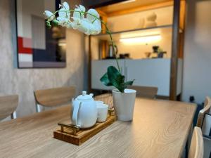 LUXESTAYSMNL ELEGANT FAMILY 2BR SUITE POOLGYM 400MBPS WIFI NETFLX AMAZING CITY VIEW