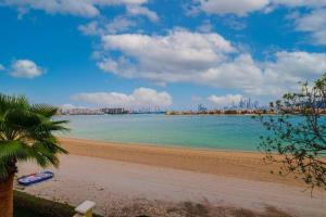 Luxurious Villa With Stunning Sea Views Of Palm Jumeirah