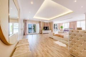 Pristine Paradise Villa In Palm Jumeirah