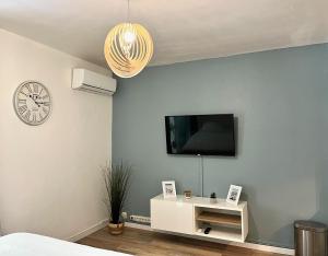 LE GEROUDIS - Studio centre ville - plage -clim