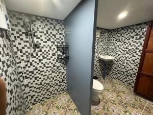 ปลายเขื่อนแคมป์ปิ้ง บ้านเรือนไทย