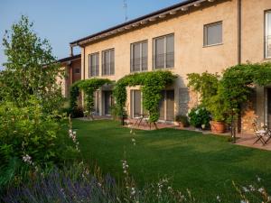 Apartment with Garden View