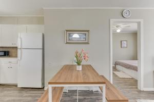 about 1 Mi to the Strand Central Unit in Galveston!