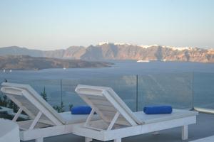 Cliffside Junior Suite with Private Pool and Caldera View