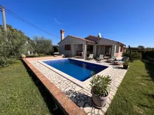 Villa Mirela with a comfortable garden and pool - Orihi