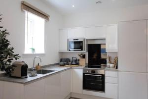 CENTRAL POINT by BOURNECOAST - A Town Centre Apartment Just 10 Minutes Walk from the Beach with a Courtyard Garden - FM8421