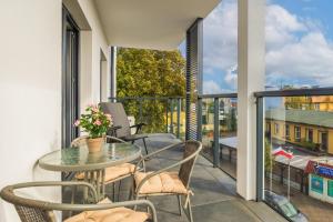 Air-Conditioned Seaside Apartment with Parking & Balcony by Noclegi Renters