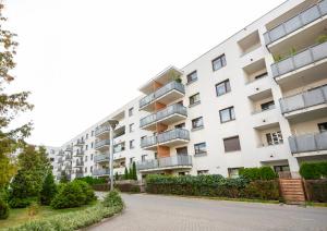 Bemowo Kocjana 2-Bedroom Apartment by BookingHost