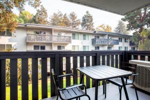 Sunnyvale 1BR w Gym Pool Courts nr Tech HQs SFO-367