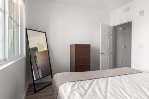 Hollywood 1BR w Gym Pool nr Hollywood Blvd LAX-232