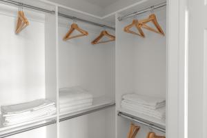 Hollywood 1BR w Gym Pool nr Hollywood Blvd LAX-232