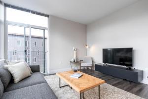 S Lake 1BR w Gym Pool Rooftop nr I5 SEA-7