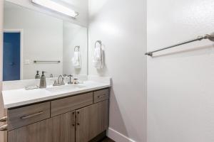 S Lake 1BR w Gym Pool Rooftop nr I5 SEA-7