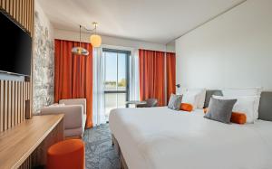 Hotels GOLDEN TULIP LYON OUEST TECHLID Hotel & Spa : Chambre Standard avec 1 Lit King-Size