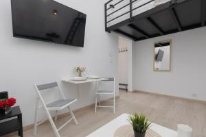 Aleja Wyzwolenia Studio with Mezzanine Warsaw Downtown by Renters