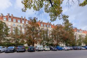 Aleja Wyzwolenia Studio with Mezzanine Warsaw Downtown by Renters