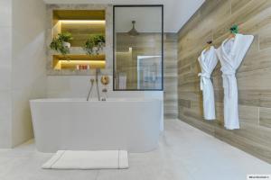 Hotels GOLDEN TULIP LYON OUEST TECHLID Hotel & Spa : Suite Junior