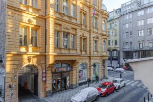 Spacious 3-bedrooms apartment near Karlin Square