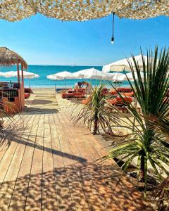 Appartements Appartement 1ere ligne piscine terrasse au bord de la plage front de mer avec 6 velos : photos des chambres