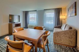 One-Bedroom Corner Queen Suite room in Staybridge Suites South Bend – University Area an IHG Hotel