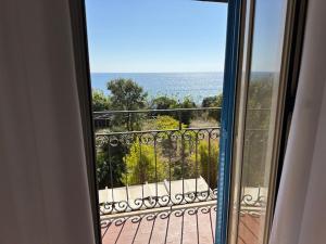 Doppelzimmer mit Balkon und Meerblick