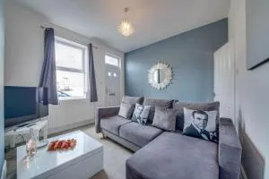 3BR Bond House Convenient Meadowhall Road Location - Brightside