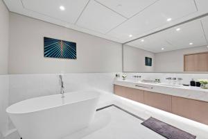 StoneTree - Spacious 1 BR with Stunning Sea View in Palm Jumeirah