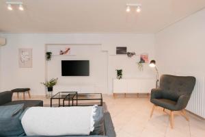 Phaedrus Living: Cozy Flat Koukaki