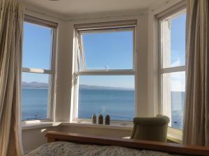 Bay View, Sleeps 18, 7 Bedrooms, 7 Bathrooms, Seafront, Criccieth - 4hvězdičkové hotely ve městě Criccieth