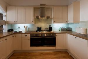 Bay View, Sleeps 18, 7 Bedrooms, 7 Bathrooms, Seafront, Criccieth