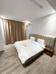 Spacious duplex with pool central near M avenue