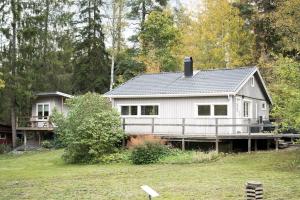 house 20min from sthlm c, 250meters to lake