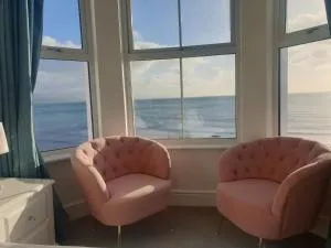 Glan y Mor, Sleeps 20, 8 Bedrooms, 8 Bathrooms, Seafront, Criccieth - Llanystymdwy