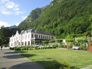 Appartement T2 à Cauterets, proche centre, parking et box inclus, idéal pour 5 personnes - FR-1-234-237