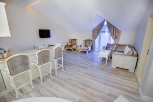 Pinehill Hotel & Suites