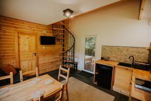 Domki Rower-Narty-Leżak - całoroczne, niezależne, taras, grill, zadaszone jacuzzi, ognisko, duży teren, blisko las, trasy rowerowe single-track, piesze wędrówki, narty