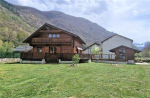 Chalet de 3 chambres avec jacuzzi terrasse amenagee et wifi a Orlu