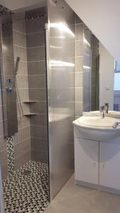 Appartements Studio climatise avec terrasse, fibre et Wi FI . : photos des chambres